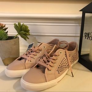 Tennis sneakers with cut out detail